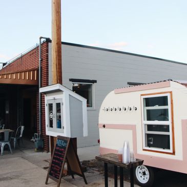SERVE DRINKS        EIGHT BEER DRAFT TAPS GREAT BUILD
